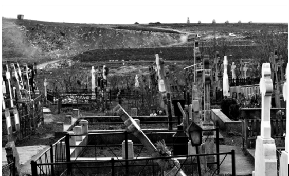 Fig. 3: Fieldwork Photo: Cementery in Leordeni with Glina landfill in the background, Bucharest, 2018